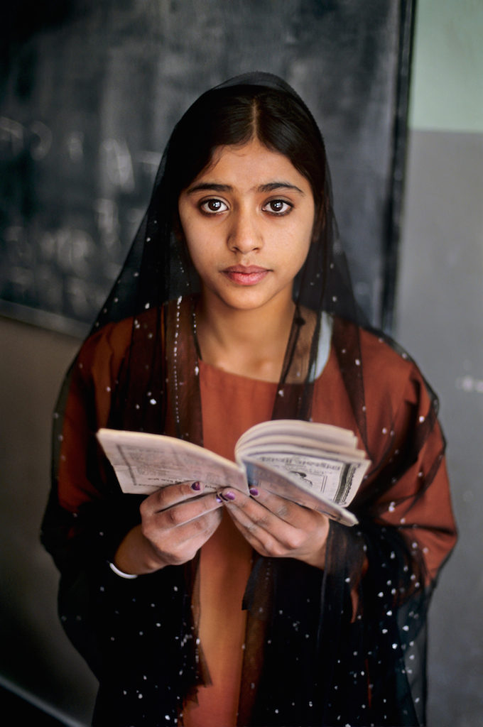 steve mccurry ragazza legge libro mostra torino