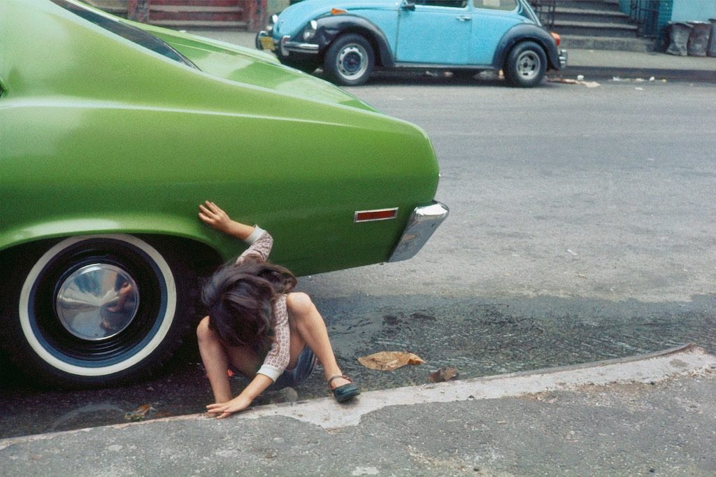 arles photographie 2019 Helen Levitt bambina e macchina