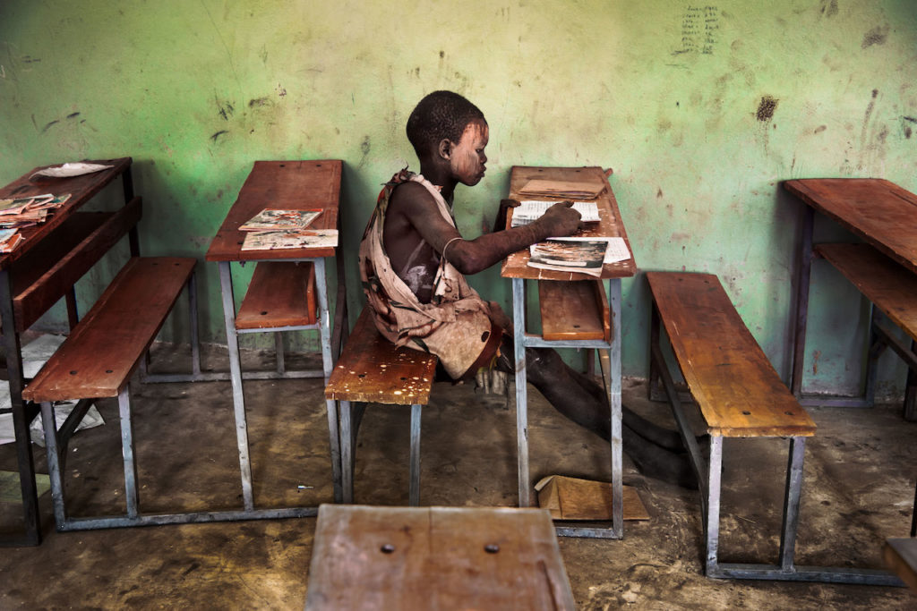 steve mccurry mostra mostra modena bambino etiope che legge sui banchi di scuola