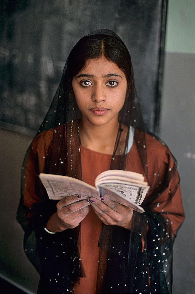 steve mccurry mostra mostra modena ragazza che legge