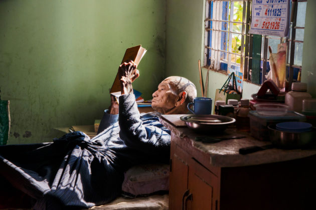 steve mccurry mostra mostra modena uomo che legge sdraiato in casa