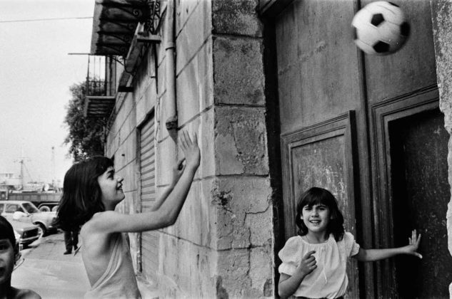 bambina pallone Shooting the Mafia Letizia Battaglia mostra milano