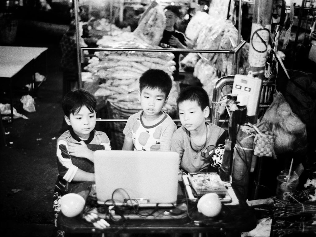 fotografia zeropixel2019 bambini di bangkok al pc