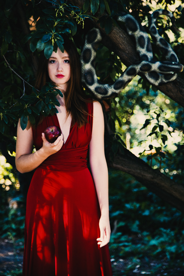 Garden Misnake Patrizia Genovesi ragazza con mela in mano