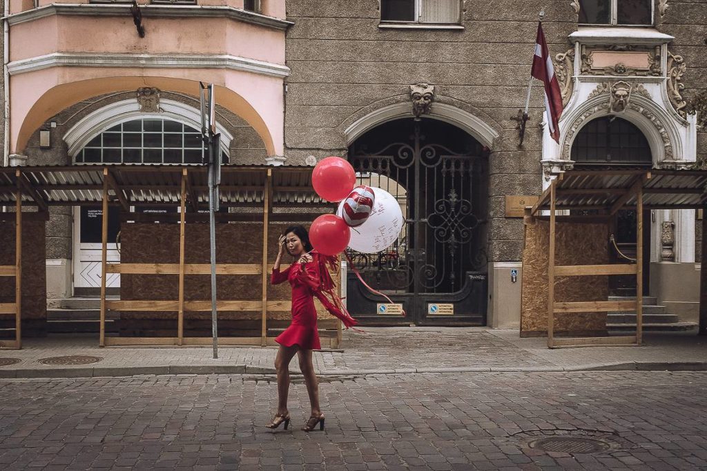 donna in rosso con palloncini_Marzio toniolo mostra cremona