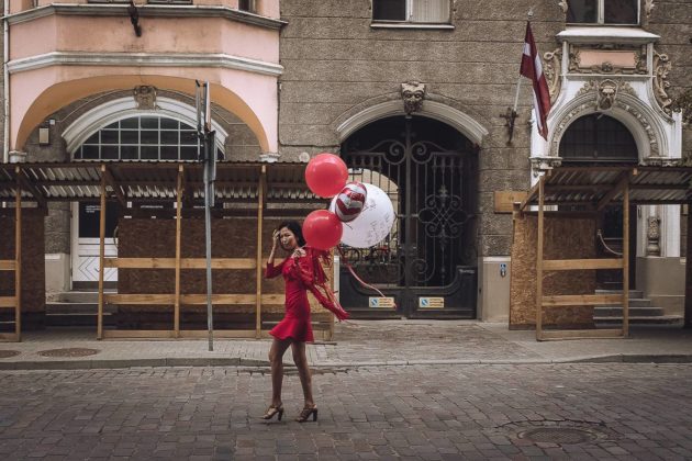donna in rosso con palloncini_Marzio toniolo mostra cremona