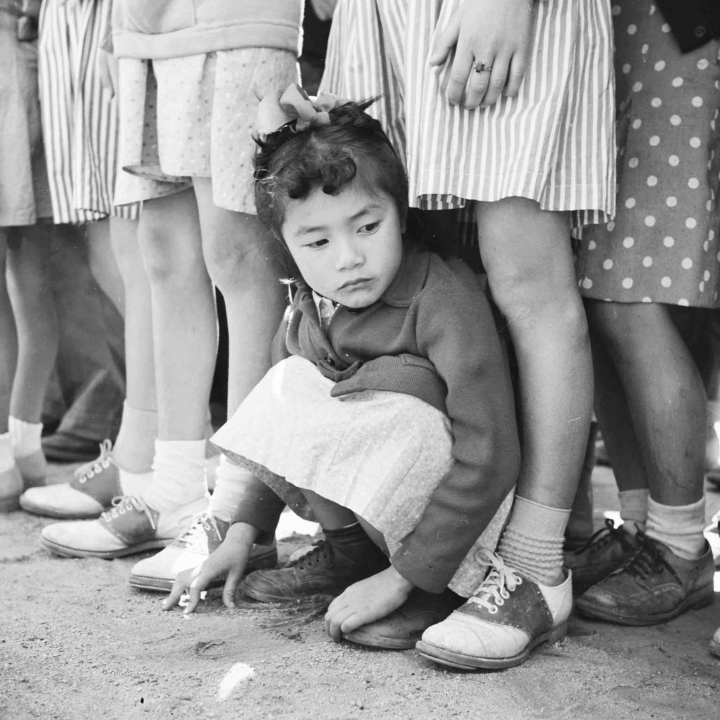 la guerra totale mostra milano little girl evacuee of japanese 