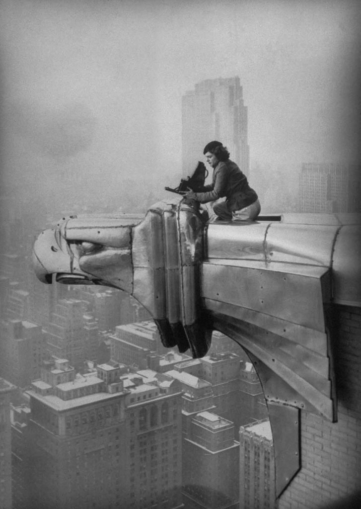 Margaret Bourke-White al lavoro in cima al grattacielo Chrysler New York City 1934 Oscar Graubner Courtesy Estate of Margaret Bourke White