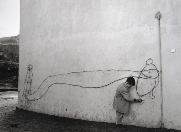 Orgosolo bambino vicino al murale 1962 lisetta carmi