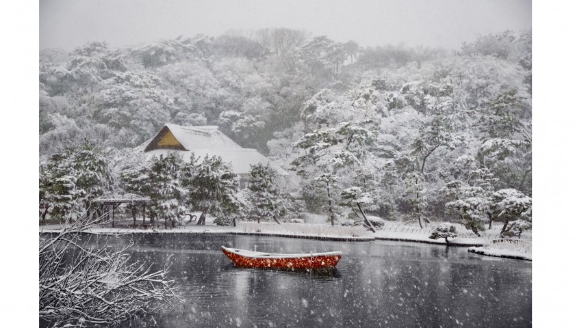 Steve McCurry e Sudest57 Boat Covered in Snow in Sankei-en Garden McCurry