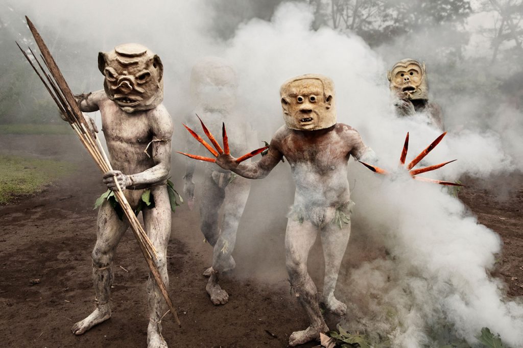 Uomini maschere argilla Papua New Guinea 2017 Steve McCurry