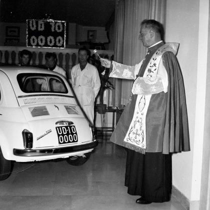 Enrico Pavonello Udine Benedizione simbolica della targa di una automobile anni 60