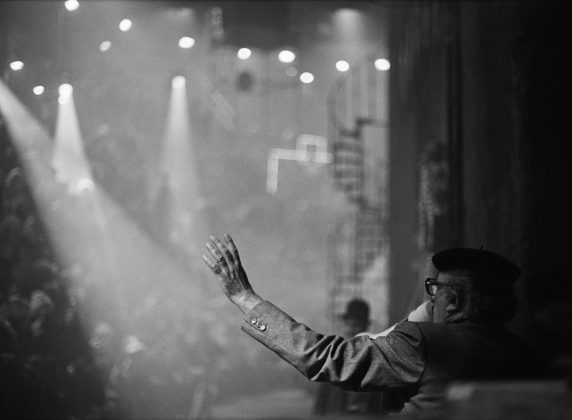 Federico Fellini sul set di La città delle donne Cinecittà Roma 1979 Photograph by Jacques Henri Lartigue