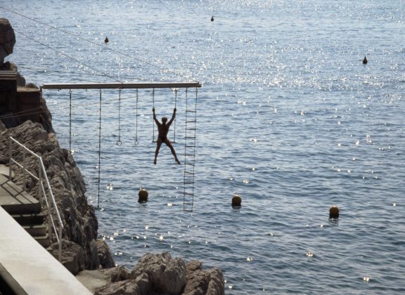 Ralph Gibson in piscina Hôtel du Cap-Eden-Roc Cap Antibes durante gli incontri Olympus 1977 photography by jacques henri lartigue