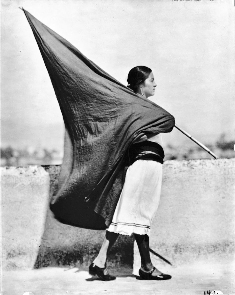 tina modotti Donna con bandiera Messico 1928