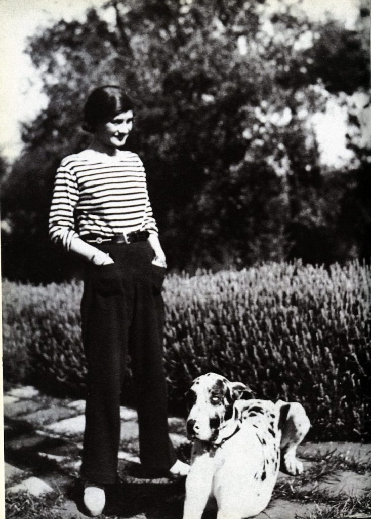 Gabrielle Chanel nella sua casa in Costa Azzurra con il suo cane