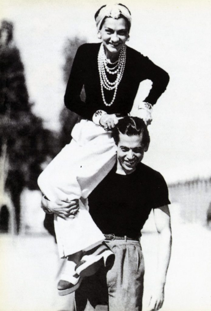 Gabrielle Chanel sulle spalle del ballerino Serge Lifar