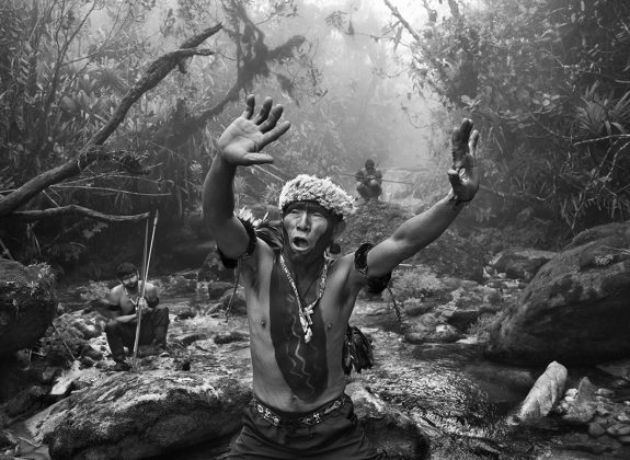 Sciamano Yanomami dialoga con gli spiriti prima della salita al monte Pico da Neblina Stato di Amazonas Brasile 2014