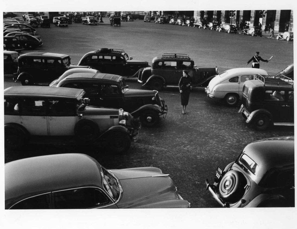 Ruth Orkin, Jinx and cars, Florence, 1951