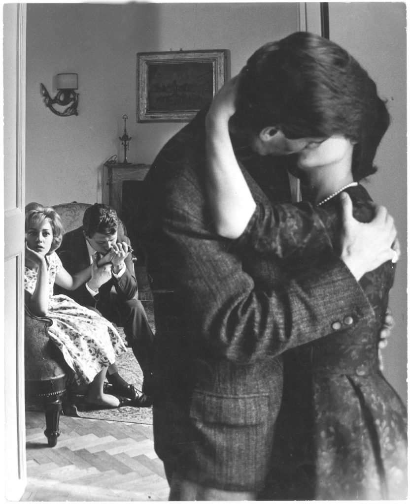 Una coppia in un momento di tenerezza. 1960 © Mondadori Portfolio/Marisa Rastellini