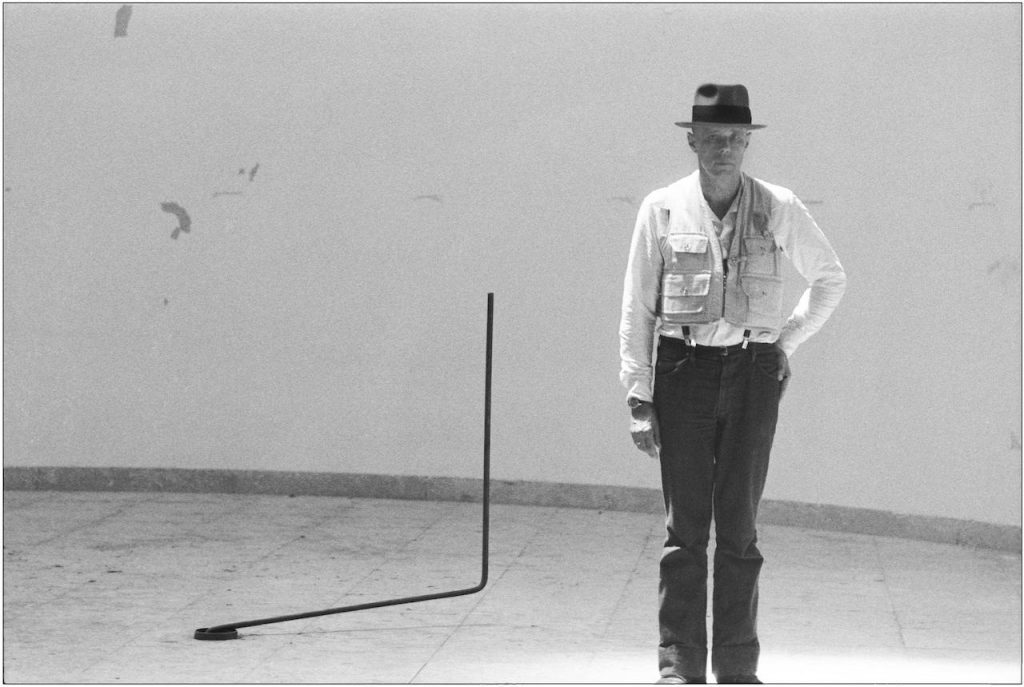 Mario Sillani Djerrahian, Lo scultore tedesco Josef Beuys con l’opera “Tram stop”, Biennale 1976, foto Sillani Djerrahian © Trieste