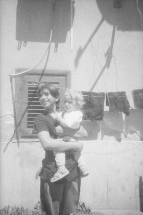 wendy mostra palermo ragazzo con bambino in braccio alla Kalsa