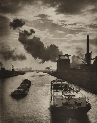 Ruth Hallensleben Carbone e carburante sul Rhein-Herne-Kanal a Gelsenkirchen, 1995