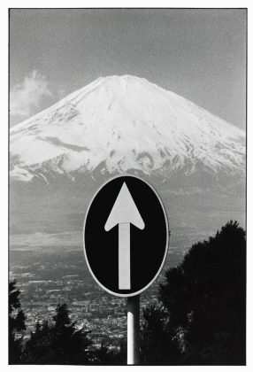 Elliott Erwitt / Magnum Photos Mount Fuji, Japan, 1977