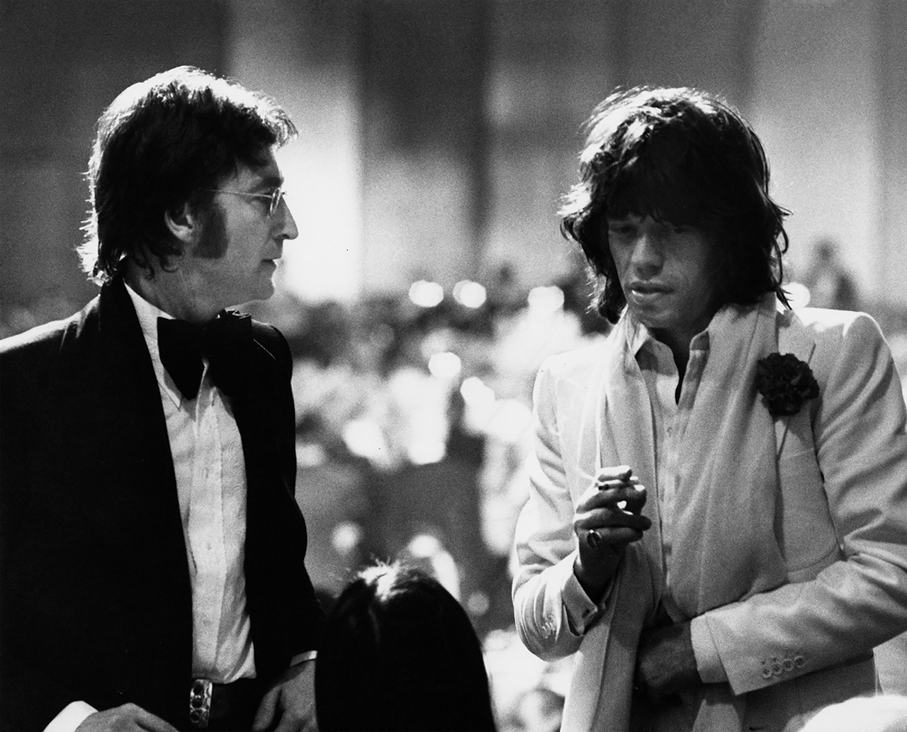John Lennon e Mick Jagger (con May Pang) 13 marzo 1974 Century Plaza Hotel, Los Angeles, California Seconda edizione del premio alla carriera dell’American Film Institute (AFI) in onore di James Cagney