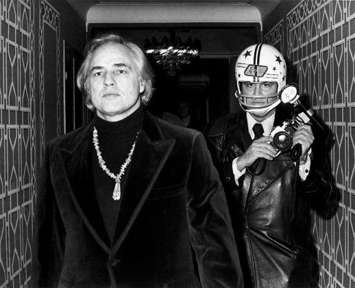 Marlon Brando e Ron Galella. Credits: Paul Schmulbach, 1974 , Waldorf Astoria Hotel, New York