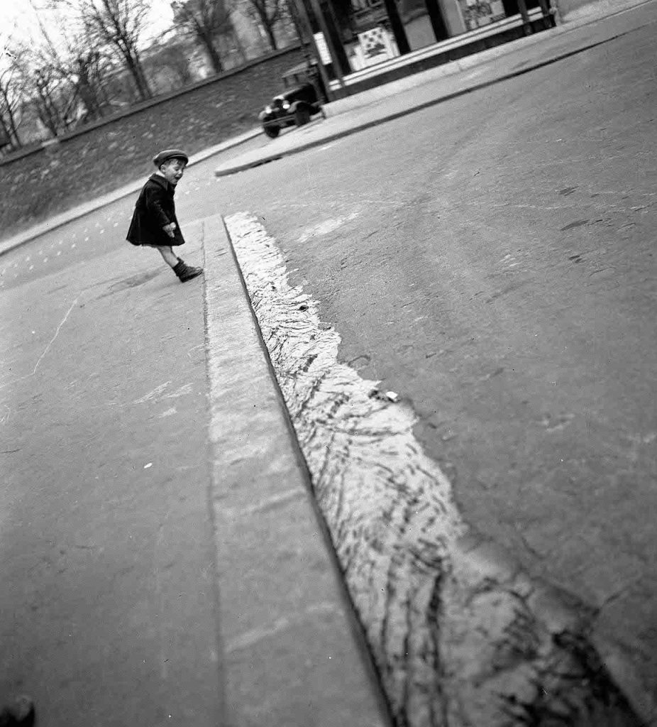 Robert Doisneau Caniveau en crue, Paris 1934 © Robert Doisneau
