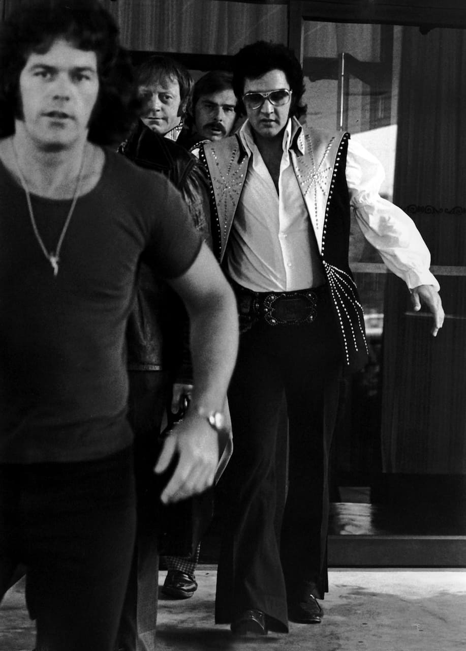Elvis Presley e le sue guardie del corpo © Ron Galella, Ltd., 2022 . Elvis Presley, 25 giugno 1974, Hilton Hotel, Philadelphia, Pennsylvania