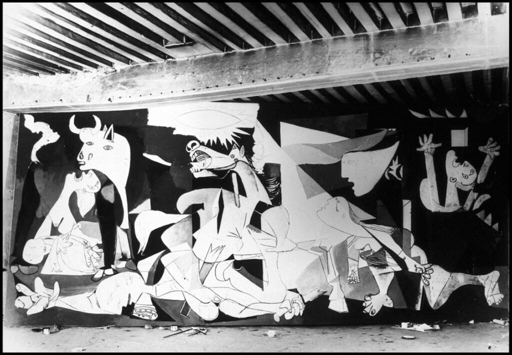 Dora Maar, Reportaje sobre la evolución del Guernica, 1937 © Dora Maar © Succession Picasso by SIAE 2022. Questa immagine può essere utilizzata solo a corredo di brevi articoli o segnalazioni a fini di cronaca.