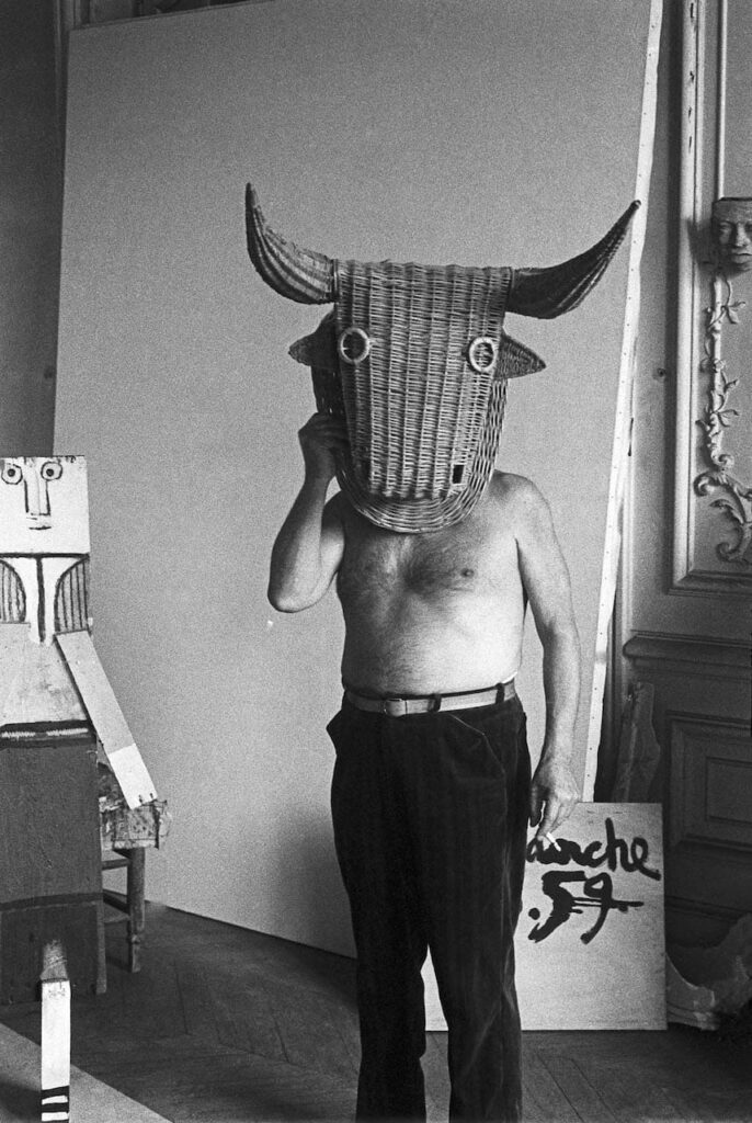 Edward Quinn, Picasso with a wicker mask, 1959. Photo Edward Quinn, © edwardquinn.com © Succession Picasso by SIAE 2022 Edward Quinn, Picasso with a wicker mask, 1959. Photo Edward Quinn, © edwardquinn.com © Succession Picasso by SIAE 2022. Questa immagine può essere utilizzata solo a corredo di brevi articoli o segnalazioni a fini di cronaca.