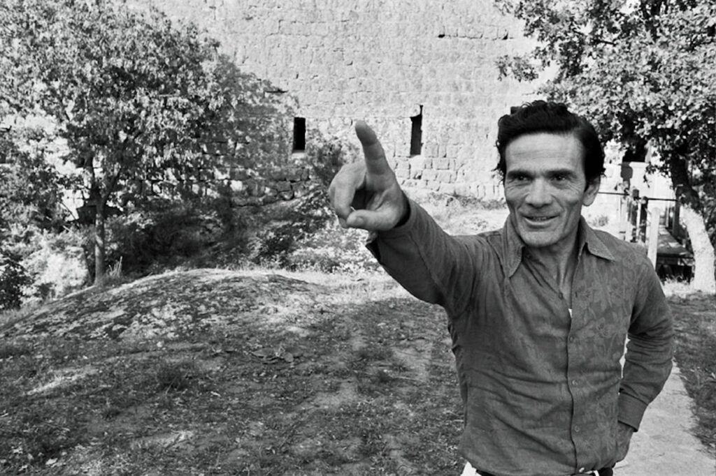 Pier Paolo Pasolini alla Torre di Chia, Viterbo 1974 foto di Gideon Bachmann © Archivio Cinemazero Images, Pordenone
