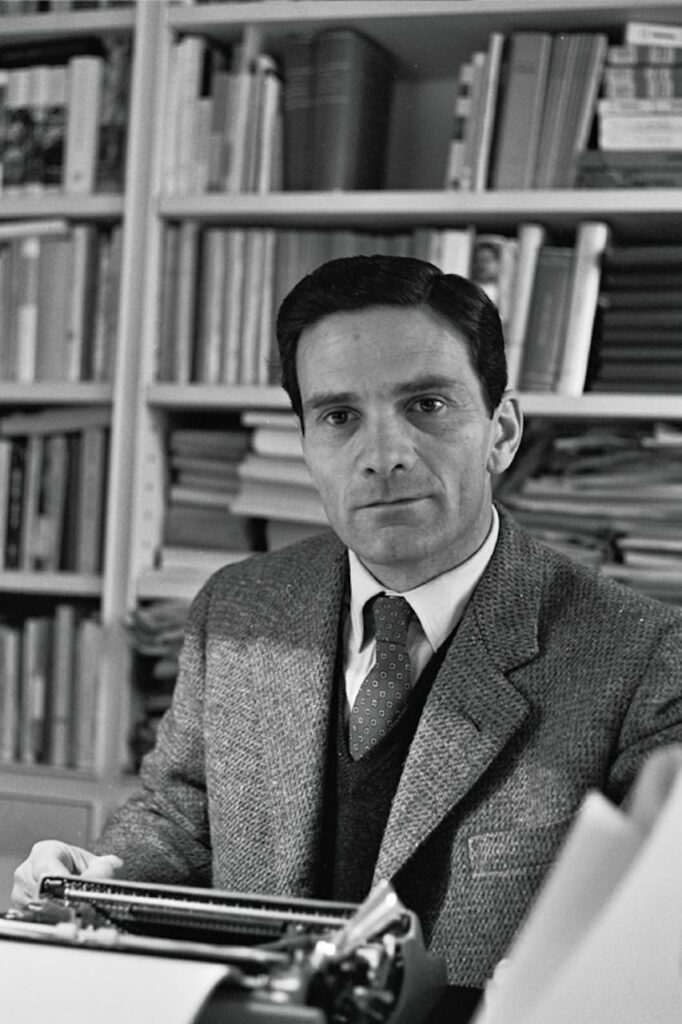 Pier Paolo Pasolini nel suo studio, nella casa di Via Giacinto Carini 45 1963 foto di Gideon Bachmann © Archivio Cinemazero Images, Pordenone