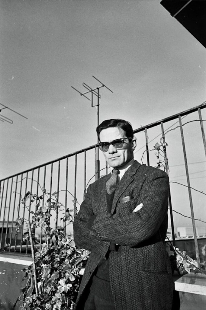 Pier Paolo Pasolini sulla terrazza sul tetto della casa di Via Giacinto Carini 45 1963 foto di Gideon Bachmann © Archivio Cinemazero Images, Pordenone