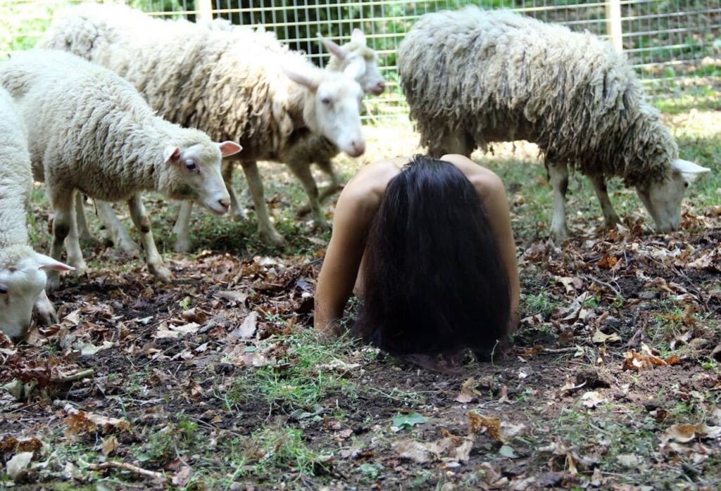 Regina José Galindo - La oveja negra -performance RAVE 2014 - photo Tiziana Pers