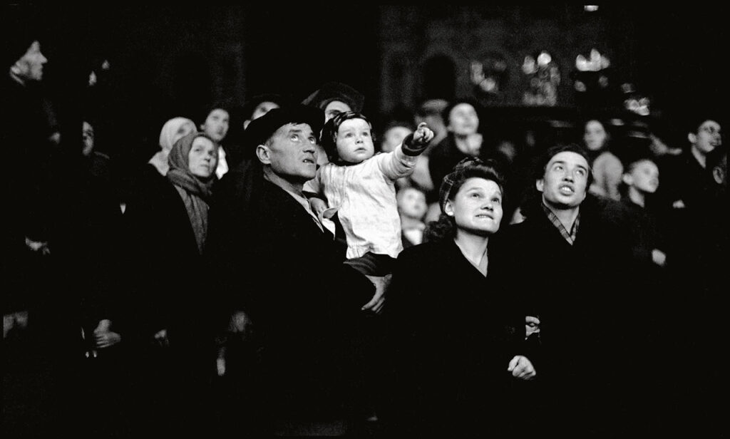 Robert Capa Fuochi d'artificio durante la celebrazione dell'800° anniversario della fondazione della città. Mosca, U.S.S.R., 1947 © Robert Capa © International Center of Photography/Magnum Photos