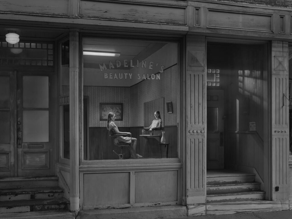 GREGORY CREWDSON, Madeline's Beauty Salon, 2021-2022, Stampa digitale ai pigmenti, 87,6 × 116,8 cm © Gregory Crewdson