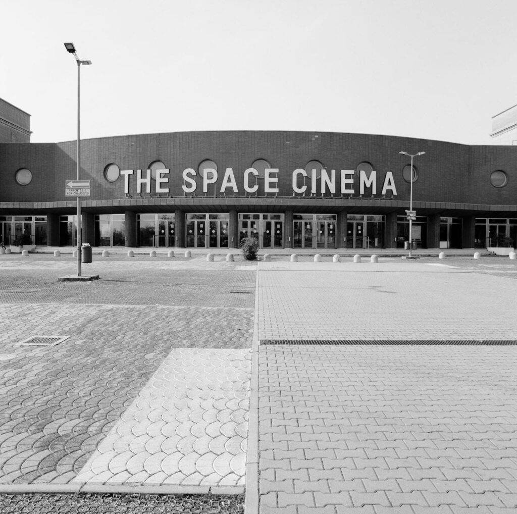 Manuel Cicchetti, TREVISO (2020), The Space Cinema, 40 x 40 cm © Manuel Cicchetti