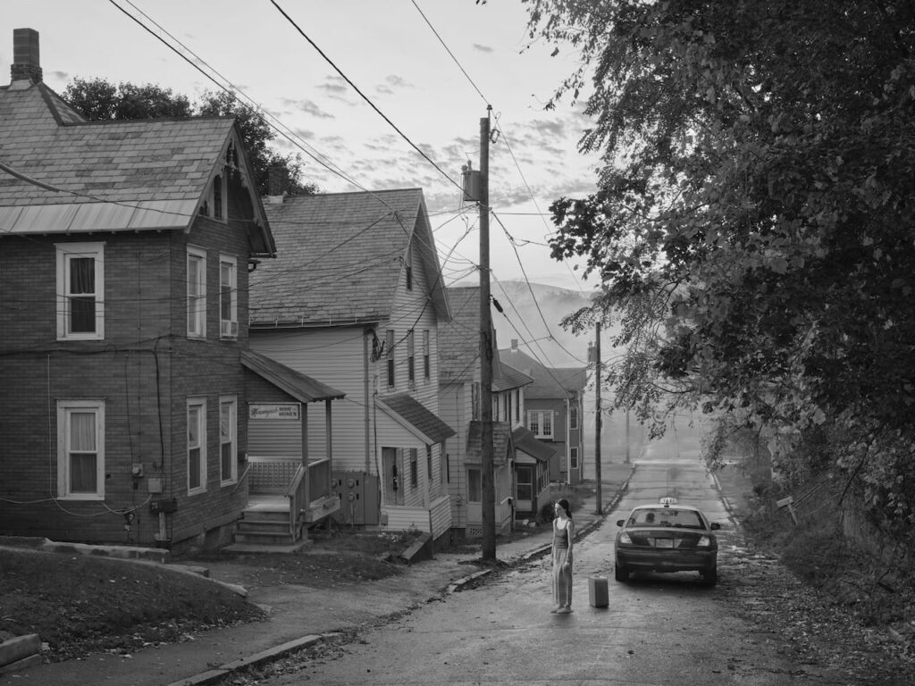 GREGORY CREWDSON, Morningside Home for Women, 2021-2022, Stampa digitale ai pigmenti, 87,6 × 116,8 cm © Gregory Crewdson