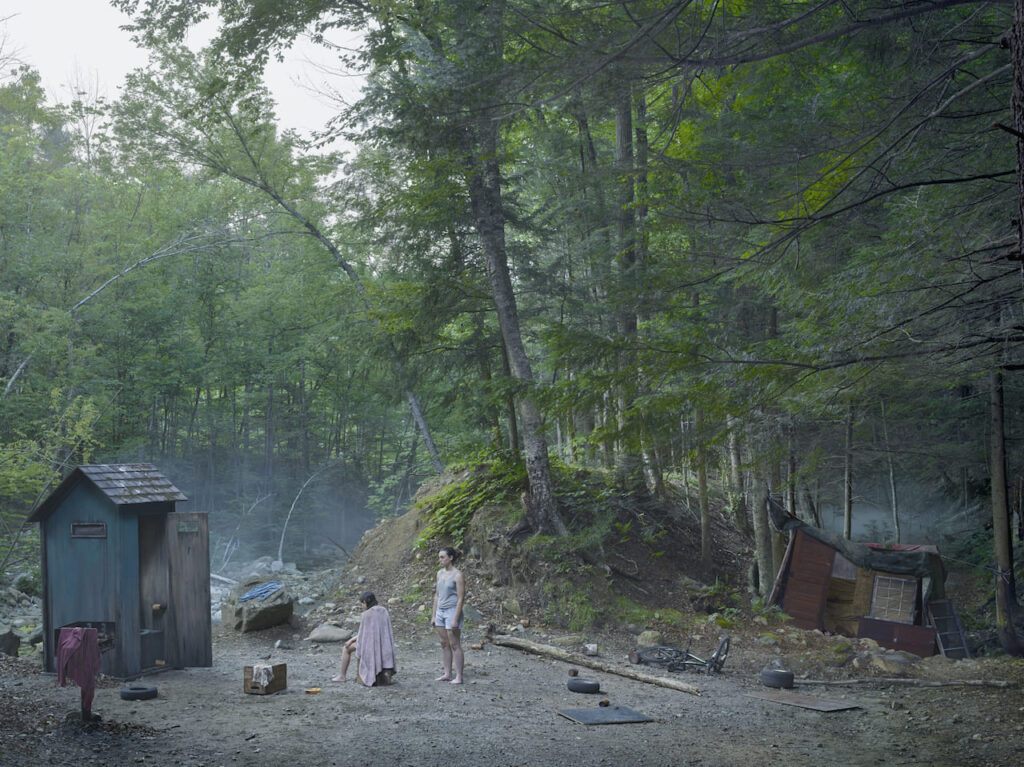 GREGORY CREWDSON, The Haircut, 2014, Stampa digitale ai pigmenti, dimensione immagine 95,2 × 127 cm © Gregory Crewdson