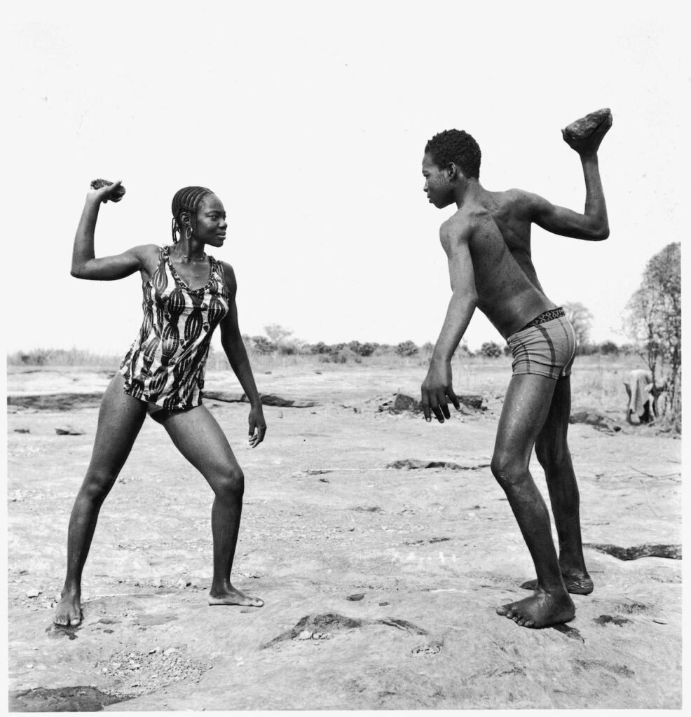 Malick Sidibé, Amici che combattono con le pietre, 1976, Stampa alla gelatina ai sali d’argento. Courtesy Jean Pigozzi African Art Collection and Galerie Magnin-A, Paris