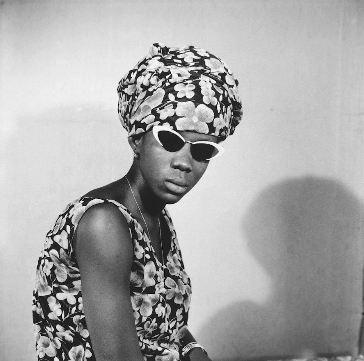 Malick Sidibé, La signora Kadiatou Touré con i miei occhiali, 1963, Stampa alla gelatina ai sali d’argento. Courtesy Jean Pigozzi African Art Collection and Galerie Magnin-A, Paris