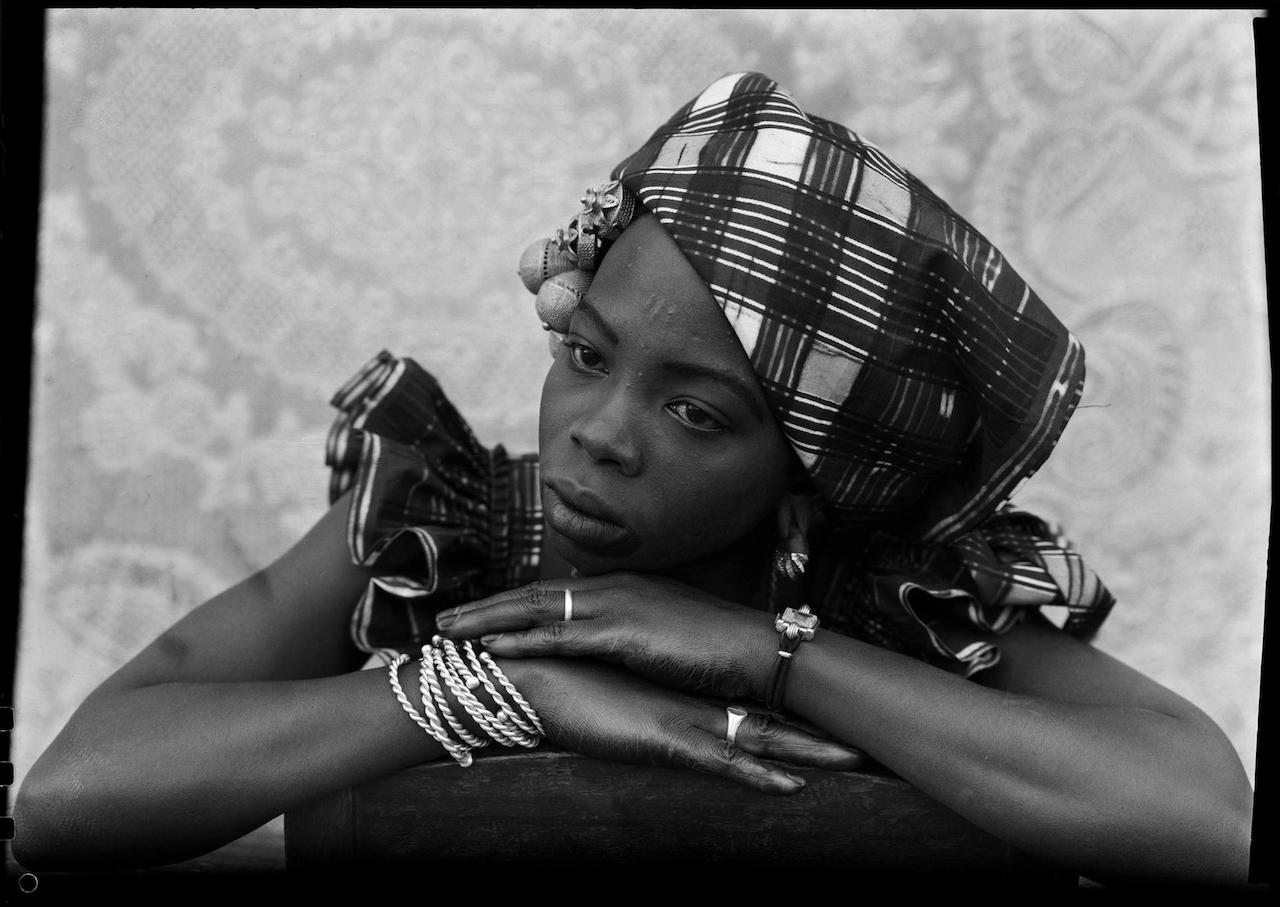 Seydou Keïta, Senza titolo, 1949-1951, Stampa alla gelatina ai sali d’argento. Courtesy Jean Pigozzi African Art Collection