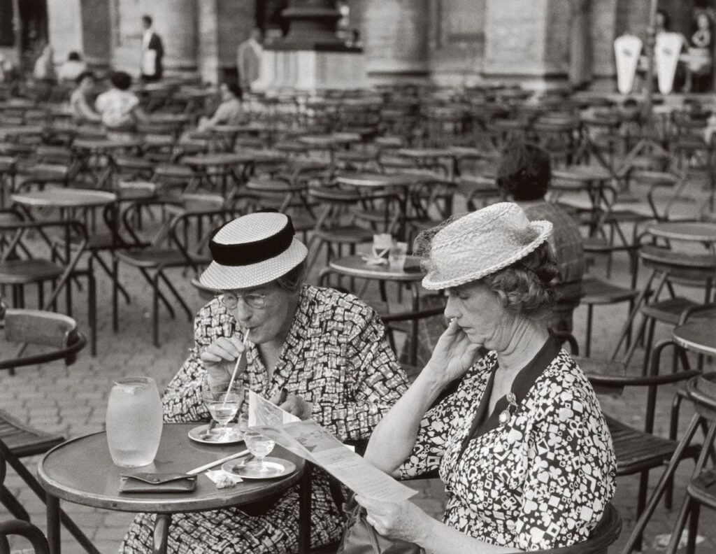 Ruth Orkin, Two American Tourists, Rome, Italy, 1951, Modern print, 2021 © Ruth Orkin Photo Archive