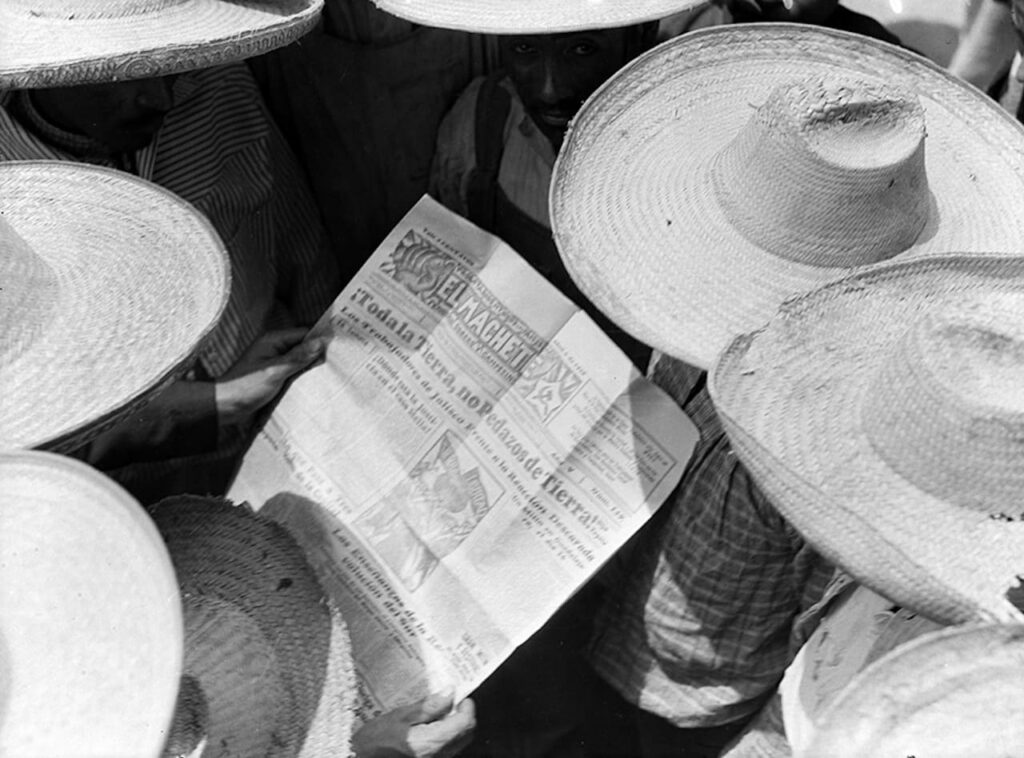 Tina Modotti, Campesinos Leyendo El Machate, Fecha CA.  1929, Lugar, Ciudad de México, Distrito Federal, México, inv 35319 © SC.INAH.SINAFO.FN