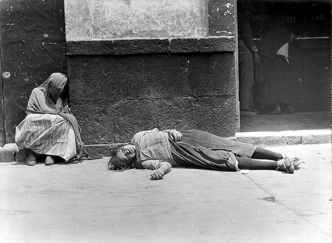 Tina Modotti, Mujeres indigentes en una calle, FECHA ca. 1925, Lugar, Ciudad de México, Distrito Federal, Mexico, inv 35297 © SC.INAH.SINAFO.FN
