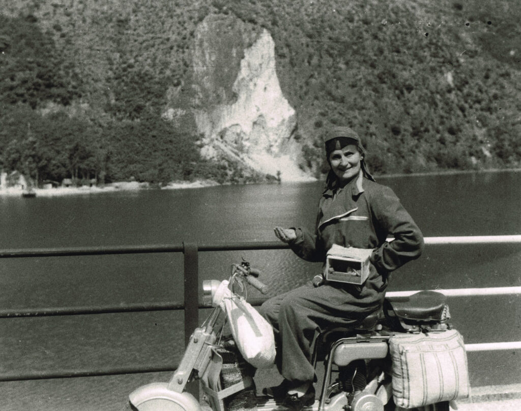 Regina in lambretta, con il suo canarino, 1940 Courtesy Archivio Regina, Milano e Studio Dabbeni, Lugano